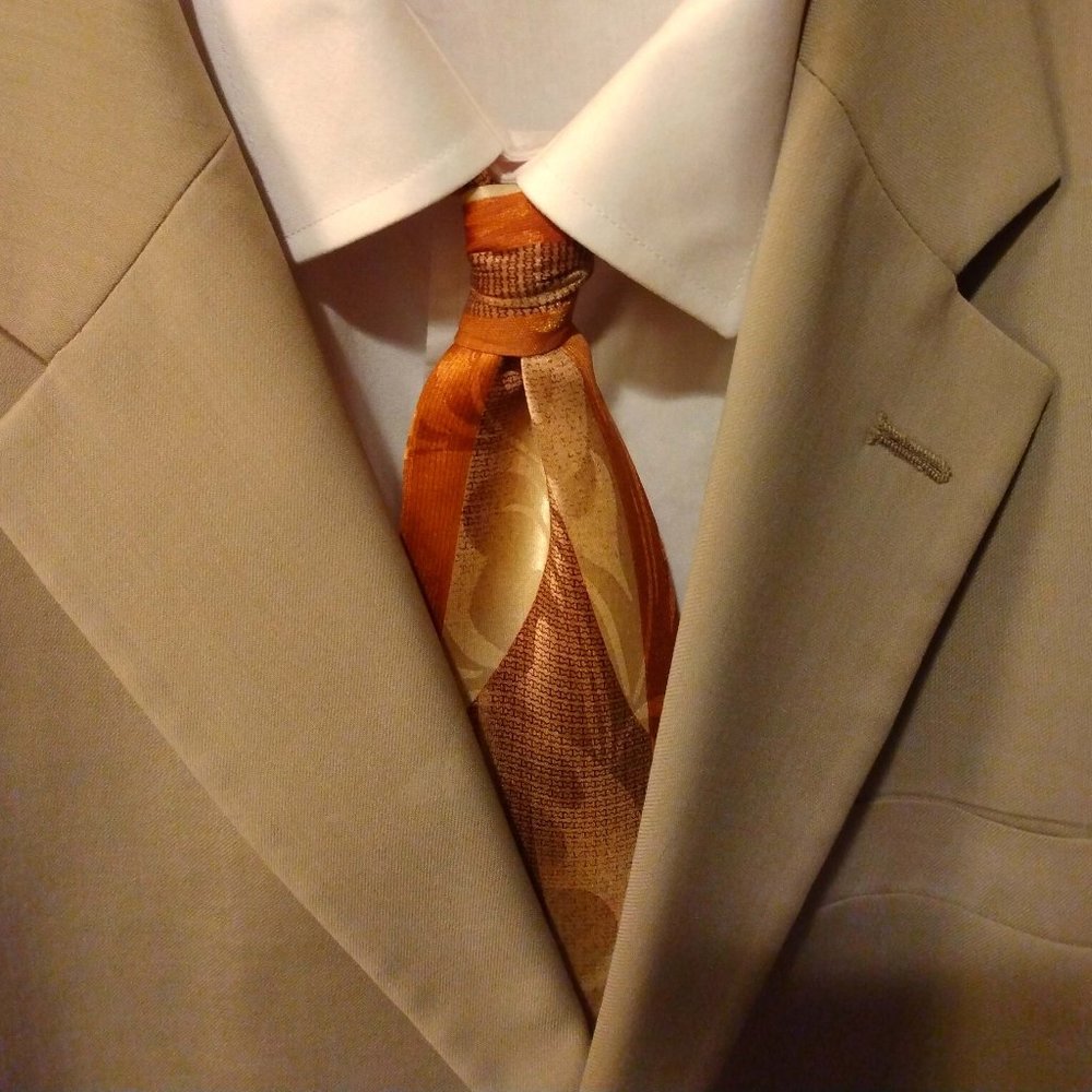 Beautiful Unknown Brand Tie